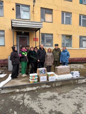 Накануне светлого праздника православной Пасхи военнослужащим, находящимся на реабилитации в санитарном батальоне поселка Дачное Корсаковского района привезли освященные пасхальные яйца и куличи