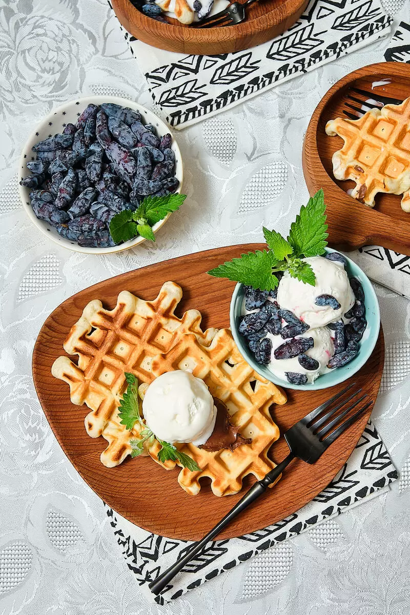 Вафли с мороженым и ягодами: идеальный летний завтрак