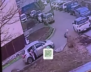 Побежал за игрушкой: трехлетний малыш попал под машину в Холмске