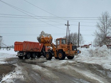 Дополнительная техника, прибывшая в Оху вчера, уже чистит город от снега