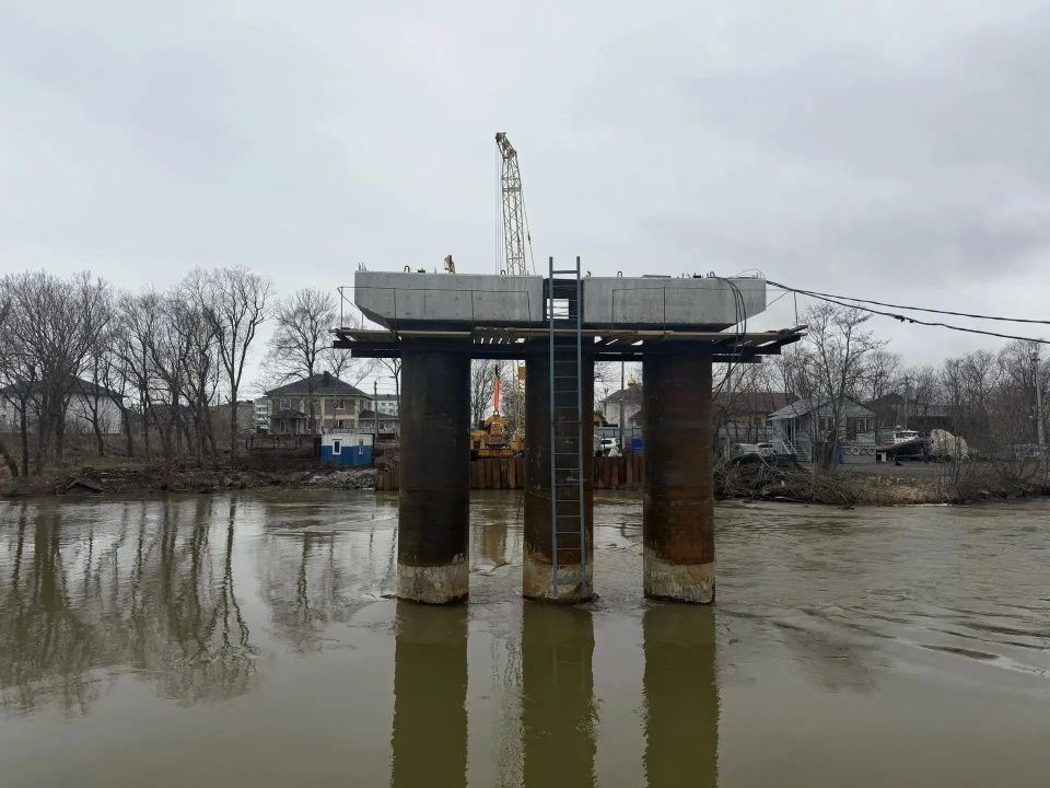 В Аниве завершают устройство колонн под опоры пешеходного моста через Лютогу