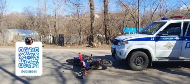 Питбайк врезался в патрульный автомобиль ДПС при попытке остановки