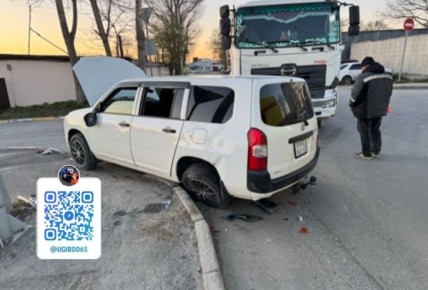 64-летний водитель Hino FM не уступил дорогу и врезался в Toyota Probox