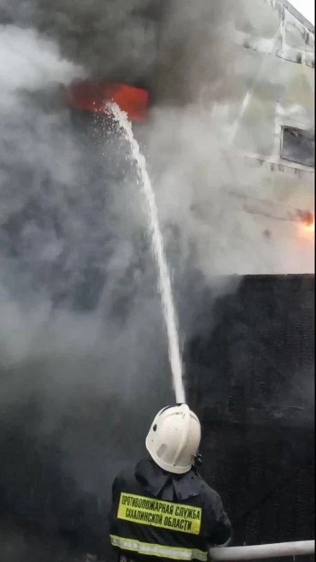 Восемьдесят тонн воды понадобилось Долинским пожарным чтобы ликвидировать пожар в гараже Восемьдесят тонн воды понадобилось Долинским пожарным чтобы ликвидировать пожар в гараже