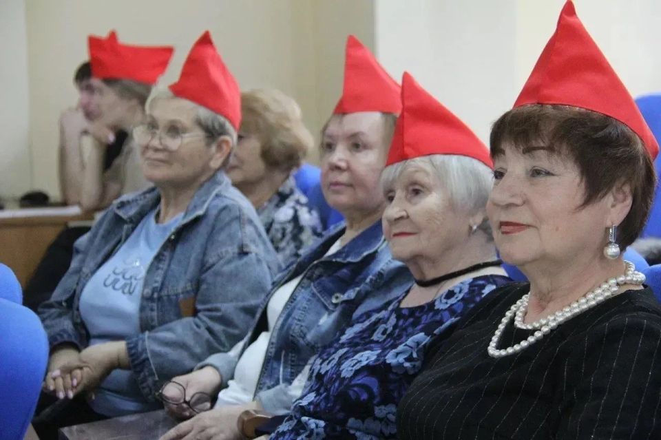 В УМВД России по Сахалинской области состоялось познавательно-торжественное мероприятие, посвящённое Дню детских общественных организаций: пионеры, кадеты и ветераны встретились, чтобы поздравить «главного пионера»... В УМВД России по Сахалинской области состоялось познавательно-торжественное мероприятие, посвящённое Дню детских общественных организаций: пионеры, кадеты и ветераны встретились, чтобы поздравить «главного пионера»...
