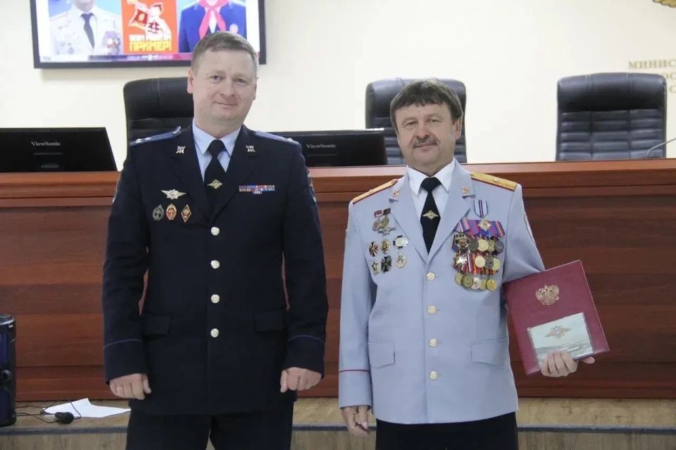 В УМВД России по Сахалинской области состоялось познавательно-торжественное мероприятие, посвящённое Дню детских общественных организаций: пионеры, кадеты и ветераны встретились, чтобы поздравить «главного пионера»...