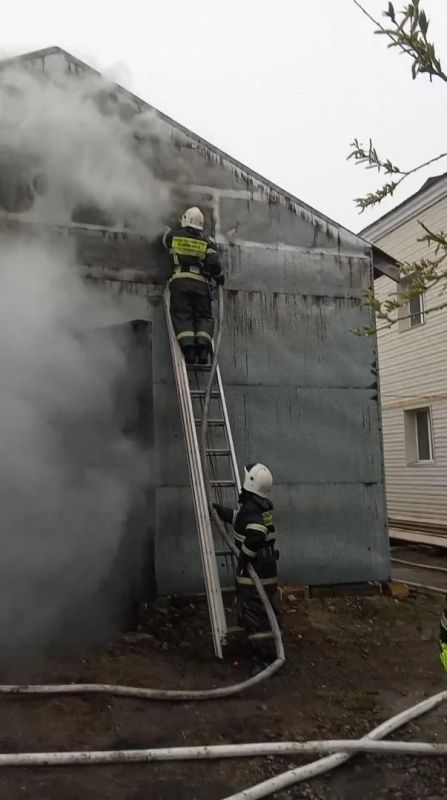 Восемьдесят тонн воды понадобилось Долинским пожарным чтобы ликвидировать пожар в гараже