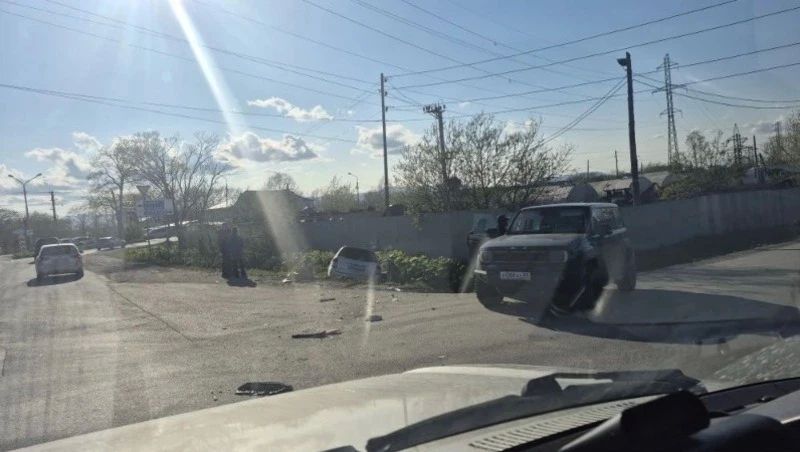 После удара машин на улице Транзитной в Южно-Сахалинске пострадавшего увезли в реанимацию