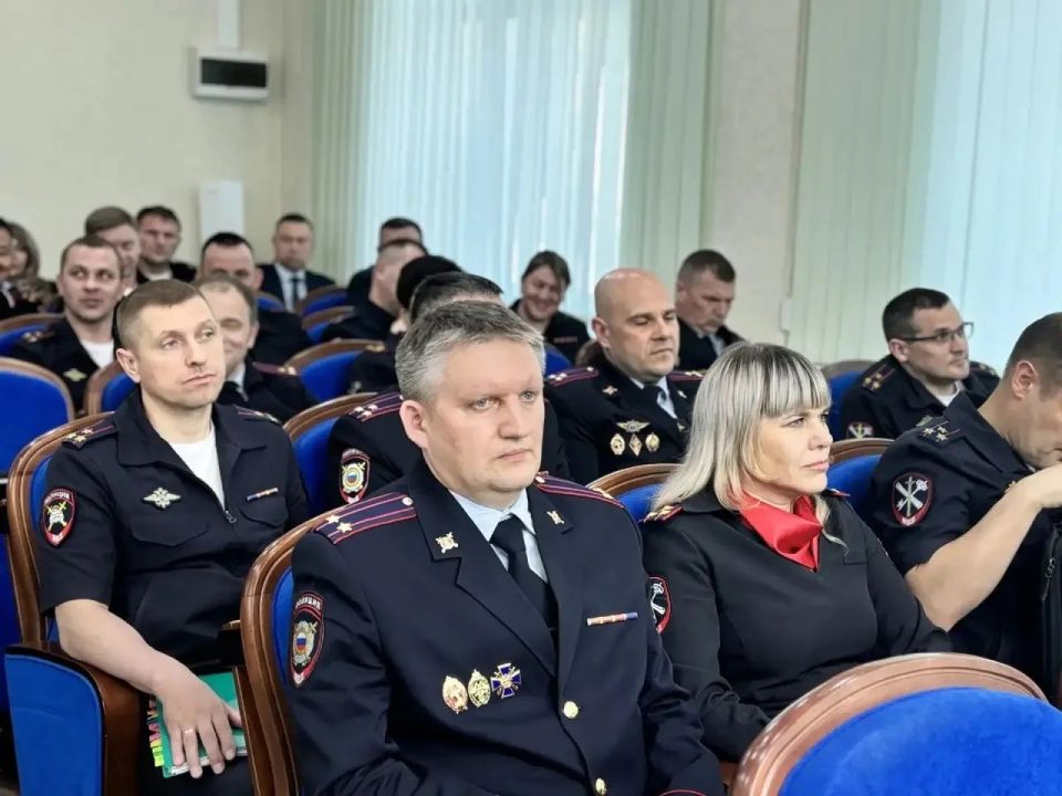 Начальник УМВД России по Сахалинской области полковник полиции Владимир Арбузов провел оперативное совещание с руководителями подразделений аппарата и территориальных органов УМВД России по Сахалинской области Начальник УМВД России по Сахалинской области полковник полиции Владимир Арбузов провел оперативное совещание с руководителями подразделений аппарата и территориальных органов УМВД России по Сахалинской области