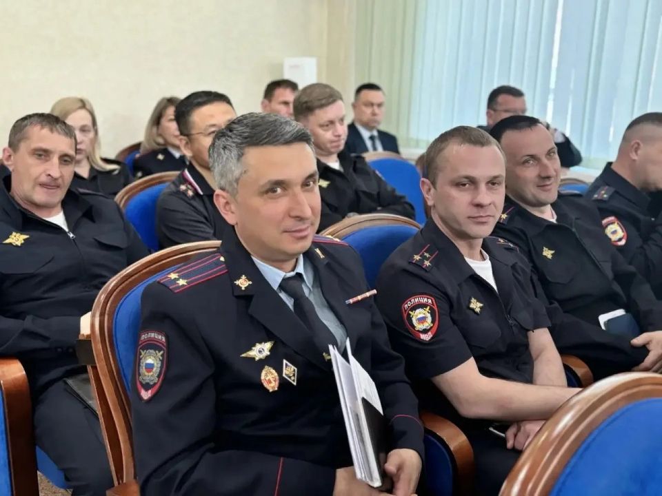 Начальник УМВД России по Сахалинской области полковник полиции Владимир Арбузов провел оперативное совещание с руководителями подразделений аппарата и территориальных органов УМВД России по Сахалинской области Начальник УМВД России по Сахалинской области полковник полиции Владимир Арбузов провел оперативное совещание с руководителями подразделений аппарата и территориальных органов УМВД России по Сахалинской области