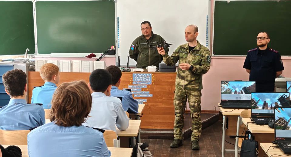 Сотрудники следственного управления СК России по Сахалинской области совместно с представителями общественной организации ветеранов следствия организовали для кадет практическое занятие Сотрудники следственного управления СК России по Сахалинской области совместно с представителями общественной организации ветеранов следствия организовали для кадет практическое занятие