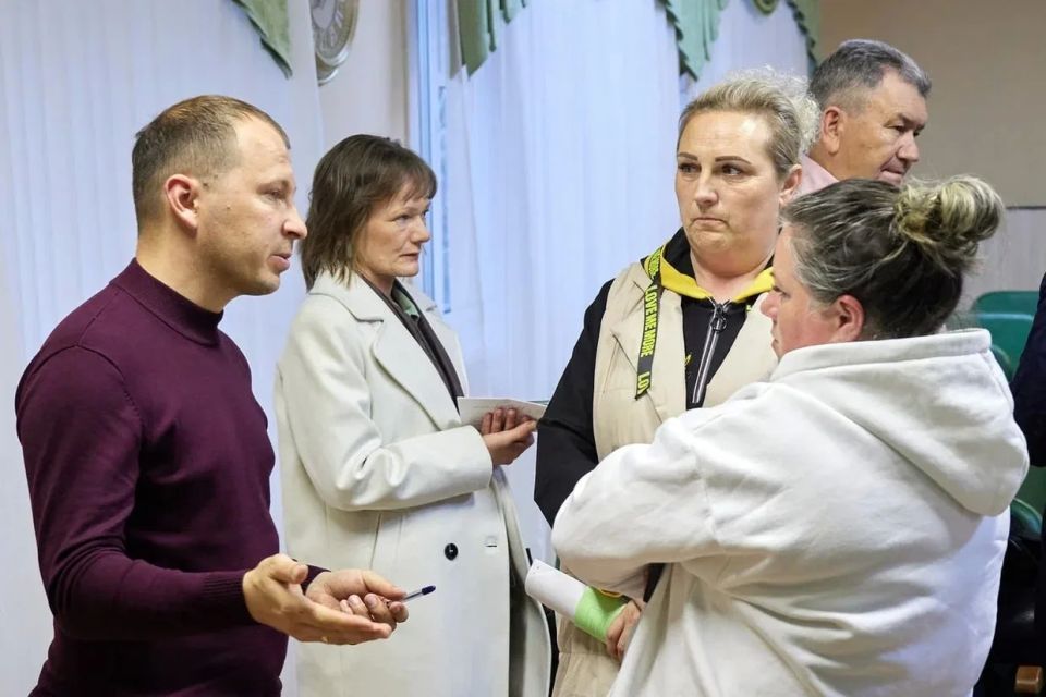 Жители Синегорска обсудили актуальные вопросы с и.о. вице-мэра Евгением Золотовым Жители Синегорска обсудили актуальные вопросы с и.о. вице-мэра Евгением Золотовым