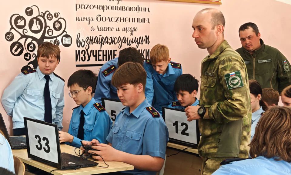 Сотрудники следственного управления СК России по Сахалинской области совместно с представителями общественной организации ветеранов следствия организовали для кадет практическое занятие Сотрудники следственного управления СК России по Сахалинской области совместно с представителями общественной организации ветеранов следствия организовали для кадет практическое занятие
