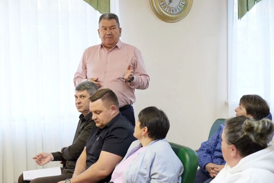 Жители Синегорска обсудили актуальные вопросы с и.о. вице-мэра Евгением Золотовым Жители Синегорска обсудили актуальные вопросы с и.о. вице-мэра Евгением Золотовым
