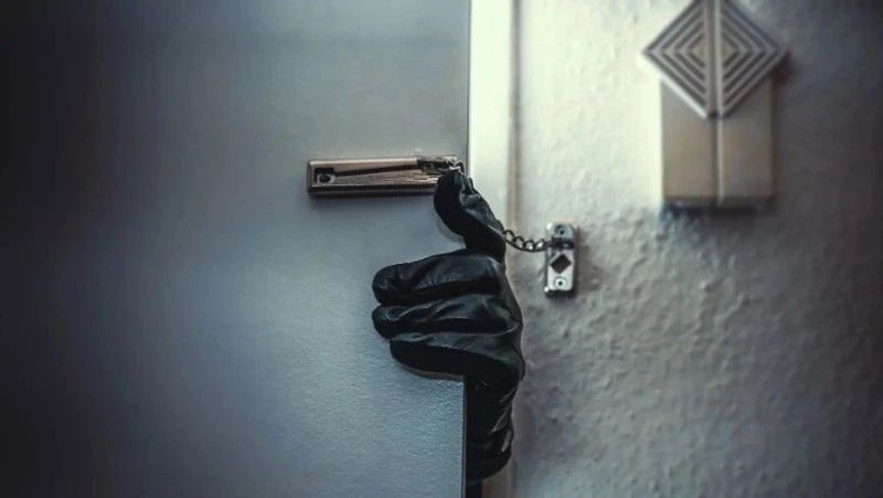 В Аниве дачник обокрал соседку и пустил ее стройматериалы на дрова
