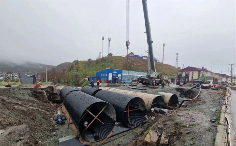 Новые водопропускные трубы смонтировали в русле Правды