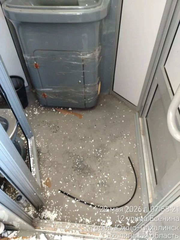 В сквере Есенина в Южно-Сахалинске разгромили туалет В сквере Есенина в Южно-Сахалинске разгромили туалет