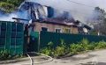 Полыхали оба этажа и крыша: в Холмске потушили пожар в жилом доме