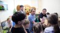 Подарок за смелость: как «Коробка храбрости» вернула улыбки в детскую больницу Южно-Сахалинска