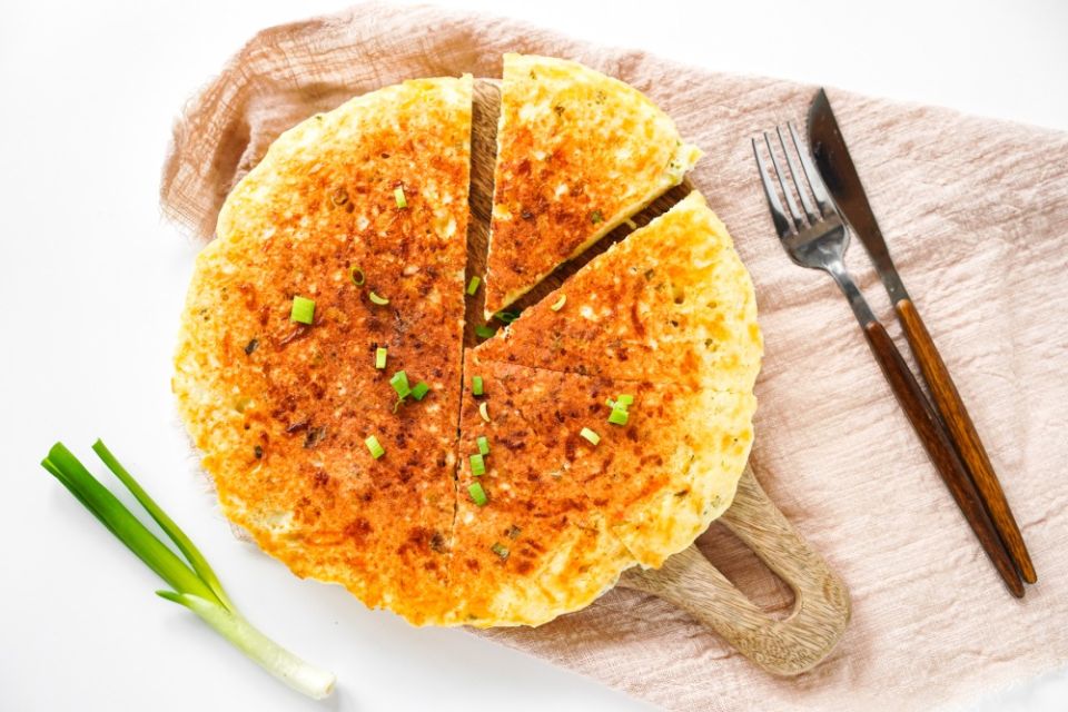 Секреты вкусной сырной лепешки на сковороде