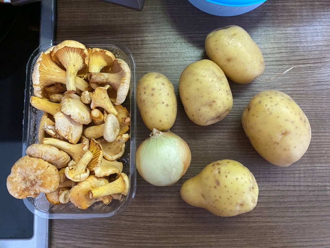 Вкусный душевный ужин: жареная картошка с лисичками