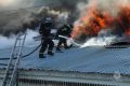 Огнеборцы продолжают тушить крупный пожар на складе в Южно-Сахалинске