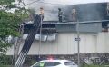 В Южно-Сахалинске продолжают тушить крупный пожар на складе