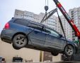 Во дворах "Аралии" припаркованные авто прорядили с эвакуатором