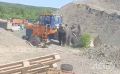 В голове не укладывается: медведи на севере Сахалина "работают" на карьере со спецтехникой