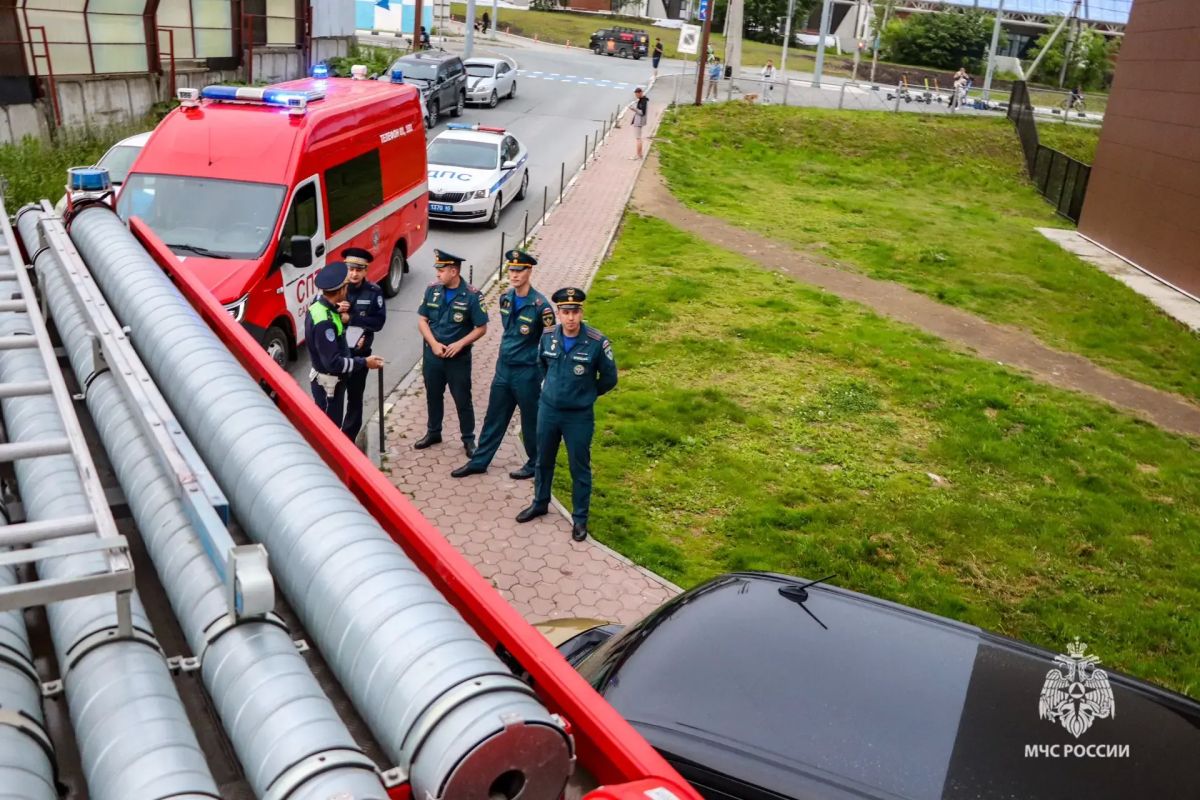 Неправильная парковка во дворах ЖК «Аралия» в Южно-Сахалинске мешает пожарным машинам проехать к домам Неправильная парковка во дворах ЖК «Аралия» в Южно-Сахалинске мешает пожарным машинам проехать к домам