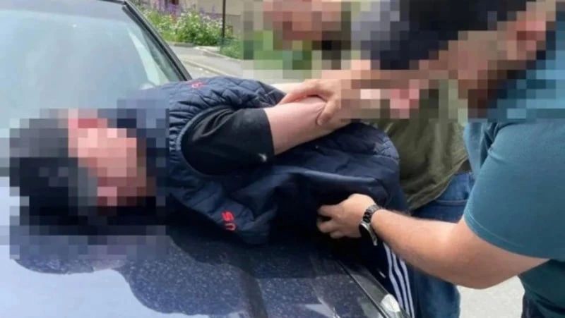 В Южно-Сахалинске задержали мужчину, сорвавшего с женщины золотой крестик с бриллиантом