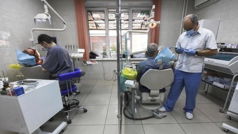 Льготникам могут начать протезировать зубы по ОМС по всей России
