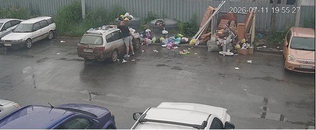 Южносахалинцы закидали мусорными пакетами автохама Южносахалинцы закидали мусорными пакетами автохама