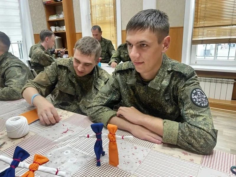 Для бойцов на реабилитации в Южно-Сахалинске провели экскурсию и творческий мастер-класс Для бойцов на реабилитации в Южно-Сахалинске провели экскурсию и творческий мастер-класс