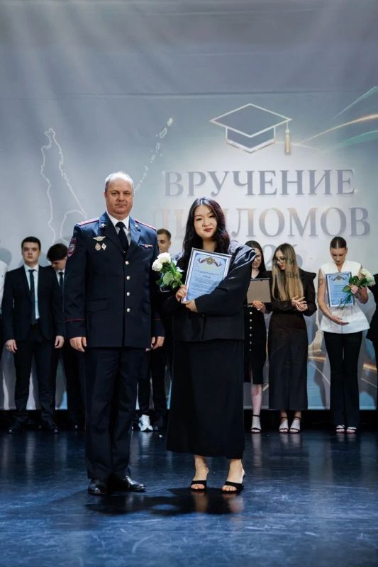 Врио начальника УМВД поздравил выпускников СахИЖТ и пригласил на службу Врио начальника УМВД поздравил выпускников СахИЖТ и пригласил на службу