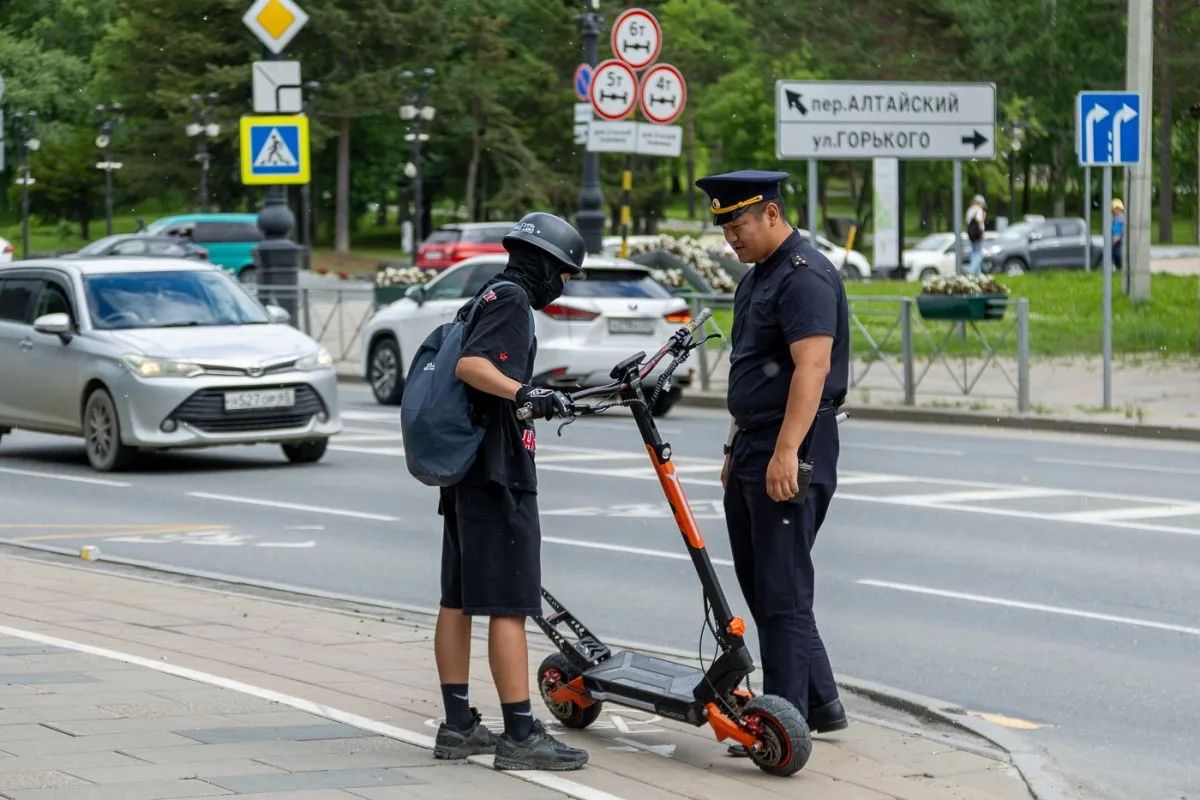 В Южно-Сахалинске усилен контроль за соблюдением ПДД пользователями электросамокатов В Южно-Сахалинске усилен контроль за соблюдением ПДД пользователями электросамокатов