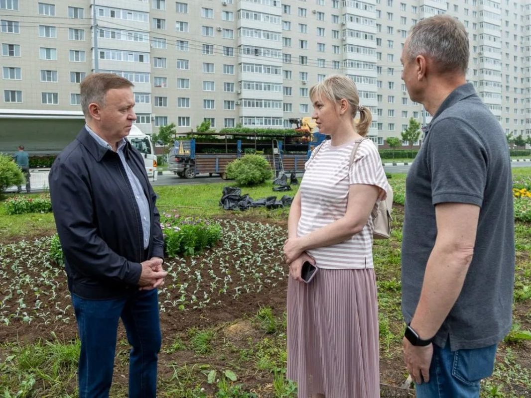 Сергей Надсадин: Друзья, лето в Южно-Сахалинске в самом разгаре: город цветёт и благоустраивается, работы не останавливаются ни на день Сергей Надсадин: Друзья, лето в Южно-Сахалинске в самом разгаре: город цветёт и благоустраивается, работы не останавливаются ни на день