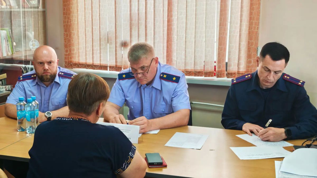 Руководитель следственного управления СК России по Сахалинской области провел личный приём граждан в Корсакове Руководитель следственного управления СК России по Сахалинской области провел личный приём граждан в Корсакове