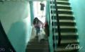 По факту нападения на девочку в подъезде собственного дома следователи начали проверку