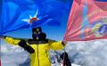 Офицер МЧС с Сахалина покорил Эльбрус и развернул флаги ведомства на пике