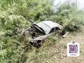 49-летний водитель Toyota Mark 2 съехал в кювет, 44-летний пассажир выпал из салона и оказался зажат машиной