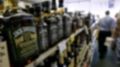Девушка пыталась сбежать из магазина с бутылкой виски и банкой энергетика