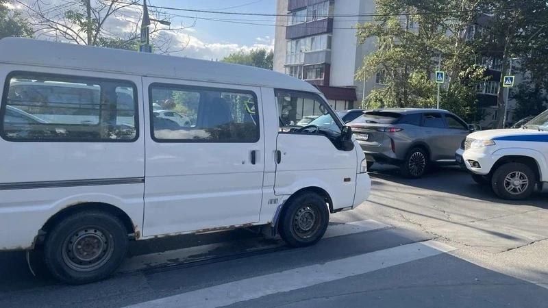 Микроавтобус сбил ребенка возле школы №1 в Южно-Сахалинске Микроавтобус сбил ребенка возле школы №1 в Южно-Сахалинске