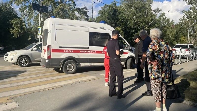 Микроавтобус сбил ребенка возле школы №1 в Южно-Сахалинске Микроавтобус сбил ребенка возле школы №1 в Южно-Сахалинске