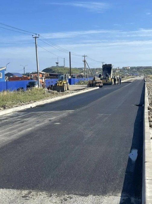 На автодороге Южно-Курильск – Отрада уложено более 2 км асфальта На автодороге Южно-Курильск – Отрада уложено более 2 км асфальта