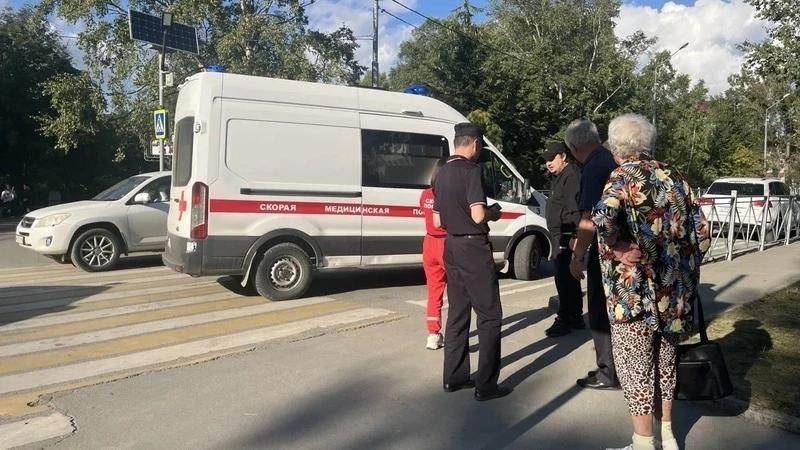 Микроавтобус сбил ребенка возле школы №1 в Южно-Сахалинске Микроавтобус сбил ребенка возле школы №1 в Южно-Сахалинске