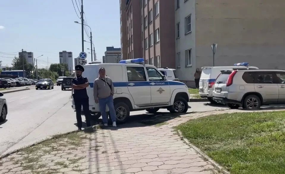 На Сахалине задержан мужчина, насильно удерживающий женщину в ее квартире На Сахалине задержан мужчина, насильно удерживающий женщину в ее квартире