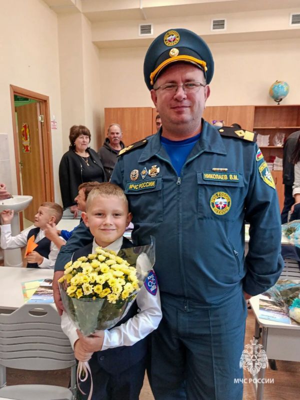 С Днем знаний!. Сегодня, в особенный день, сотни тысяч ребят переступили школьный порог и сели за парты С Днем знаний!. Сегодня, в особенный день, сотни тысяч ребят переступили школьный порог и сели за парты
