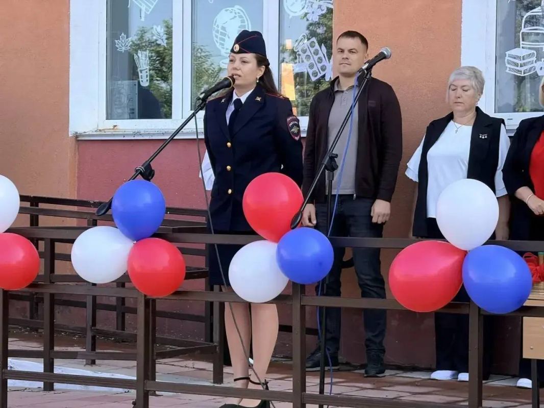 Первый звонок прозвенел. А значит — снова в путь! Первый звонок прозвенел. А значит — снова в путь!