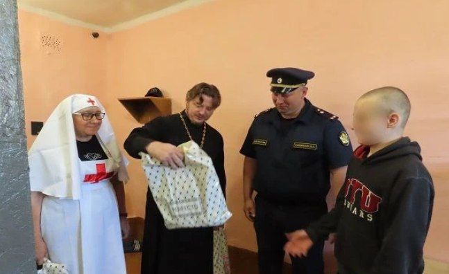В СИЗО-1 священнослужитель и волонтёры напутствовали подростков перед началом учебного года В СИЗО-1 священнослужитель и волонтёры напутствовали подростков перед началом учебного года